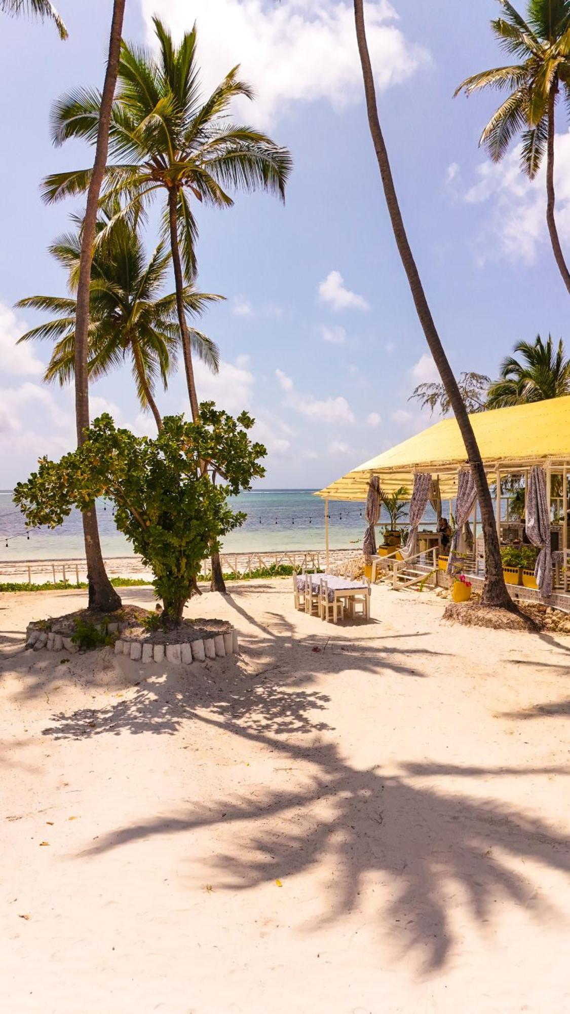Pili Pili Orient Beach Resort Bwejuu Eksteriør billede